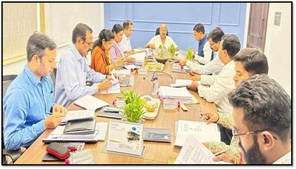 "मातृ शोक से उबरकर शिक्षा मंत्री बृजमोहन अग्रवाल फिर काम में लौटे"