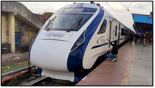 डोंगरगढ़ में वंदे भारत एक्सप्रेस के ठहराव को लेकर बड़ा अपडेट: रेल मंत्रालय ने दी मंजूरी