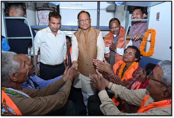 यात्रियों ने कहा, अयोध्या धाम के दर्शन करना बहुत सौभाग्य की बात