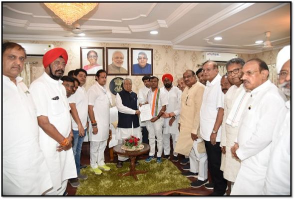 कोयलीबेड़ा नक्सल मुठभेड़ की हाईकोर्ट के जज से न्यायिक जांच के लिये कांग्रेस ने राज्यपाल को सौंपा ज्ञापन