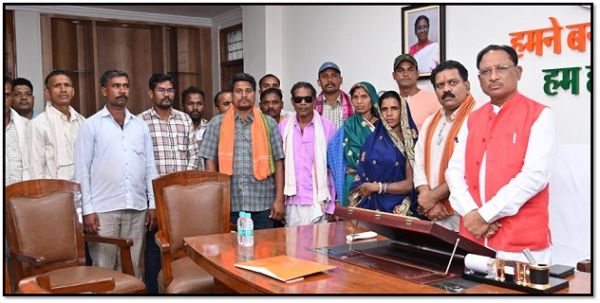 मुख्यमंत्री श्री विष्णु देव साय से स्व. श्री साधराम यादव के परिजनों ने की मुलाकात