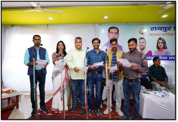 स्व. मधुकर खेर स्मृति भवन में रायपुर प्रेस क्लब के नव निर्वाचित पदाधिकारियों का शपथ ग्रहण समारोह