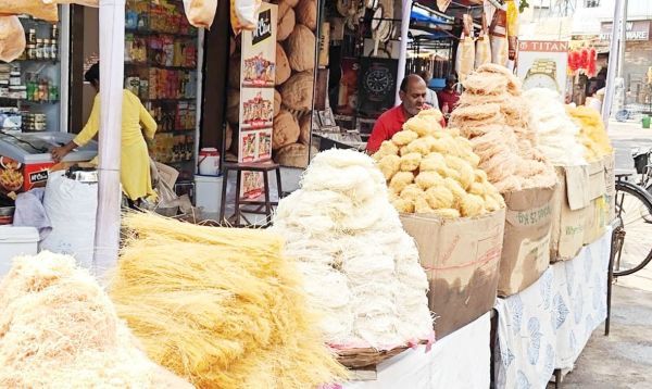 ईद के पूर्व बाजार में मिठास घोल रही सेवई, कपड़ा बाजार में भीड़
