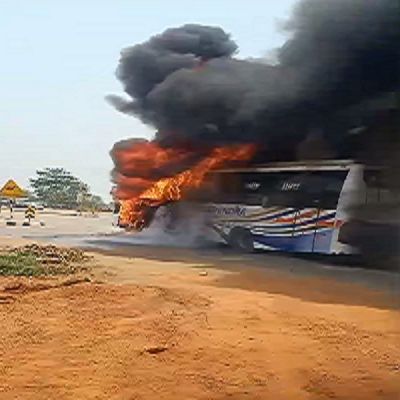 छत्तीसगढ़ के इस जिले मे यात्रियों से भरी बस में लगी आग, सड़क पर धूं, धूं कर जली बस,यात्रियों मे मचा हड़कंप