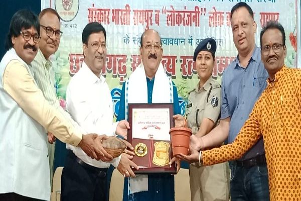 समाचार छत्तीसगढ़ साहित्य रत्न से विजय मिश्रा अलंकृत अभा संस्कार भारती साहित्यकार सम्मान समारोह सम्पन्न