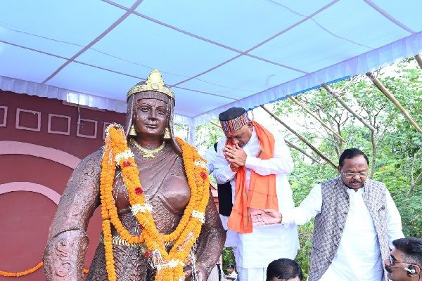 मुख्यमंत्री श्री विष्णु देव साय राजधानी रायपुर के केनाल लिंक रोड स्थित वीरांगना रानी दुर्गावती की प्रतिमा पर माल्यार्पण कर उन्हें नमन किया