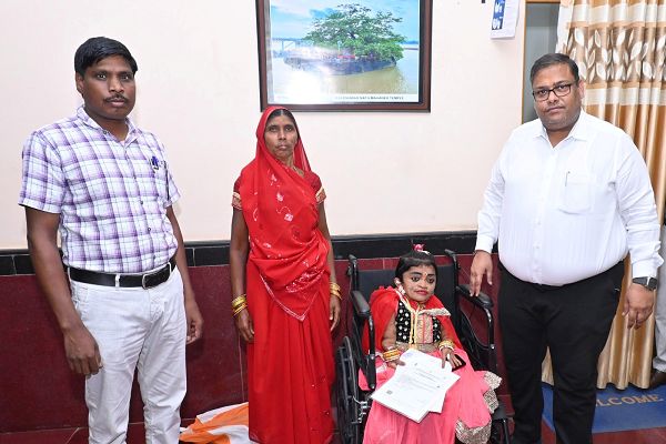 दिव्यांग संतेाषी की खुशी हुई दोगुनी राशन कार्ड, युडीआईडी, बस-पास और व्हीलचेयर लेकर लौटी घर