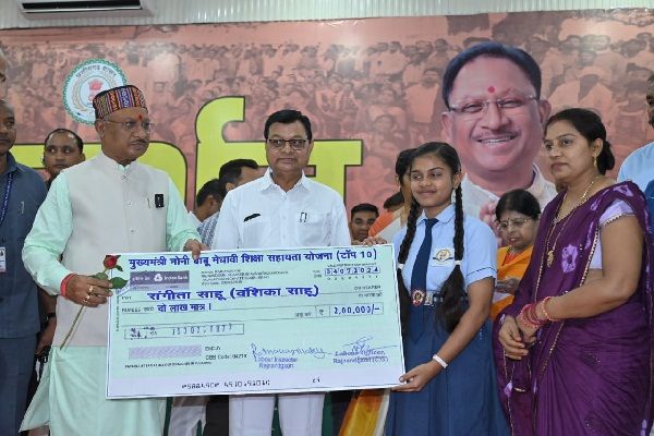 जनदर्शन : मुख्यमंत्री श्री विष्णु देव साय ने श्रमवीरों के मेधावी बच्चों को दो दो लाख रुपए के चेक वितरित किए