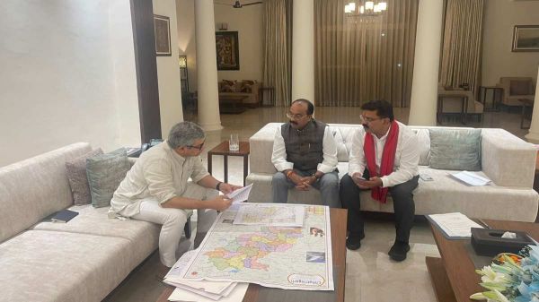 डिप्टी सीएम साव और शर्मा ने रेल मंत्री अश्विनी वैष्णव से की मुलाकात, प्रदेश में चल रही रेल परियोजनाओं पर की चर्चा