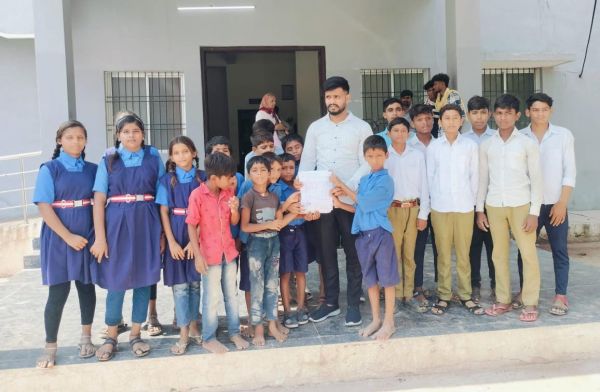 बच्चों के भविष्य से खिलवाड़: सरकारी स्कूल के ‘मिस्टर इंडिया’ टीचरों के खिलाफ बच्चों ने खोला मोर्चा, SDM दफ्तर का किया घेराव