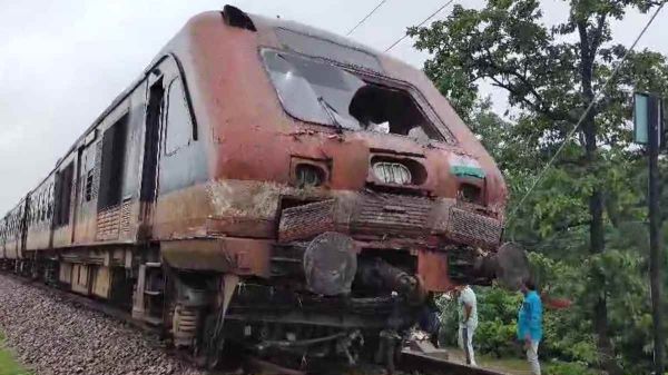 BREAKING NEWS : छत्तीसगढ़ में बड़ा रेल हादसा टला… बरगद के पेड़ से टकराई ट्रेन