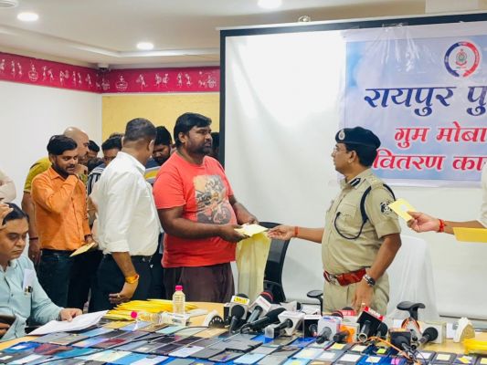 रायपुर पुलिस ने लौटाए  1 करोड़ रूपये के मोबाइल फोन