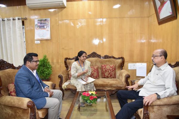 रायपुर : राज्यपाल श्री रमेन डेका से मौसम विज्ञान केंद्र प्रभारी डॉ. वाणी ने भेंट की  