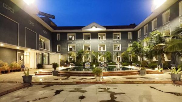 राजधानी के Hotel Piccadily में जुआ खेलते रईसजादे गिरफ्तार, लाखों रूपये जब्त, संचालक के खिलाफ एफआईआर दर्ज