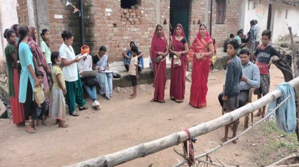 आपके द्वार आयुष्मान महाअभियान: स्वास्थ्य कार्यकर्ता घर-घर जाकर बना रहे आयुष्मान कार्ड