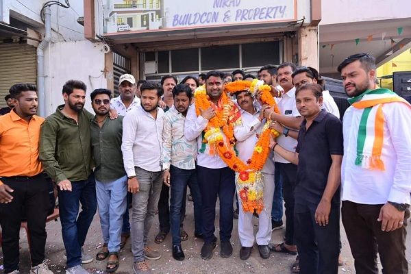 कांग्रेस प्रत्याशी आकाश शर्मा आज दक्षिण विधानसभा के दो वार्डो में जनसंपर्क अभियान किया