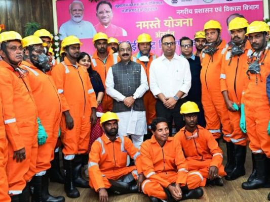 समाज व देश हित में कार्य कर रहे सफाई कर्मचारियों और उनके परिवार की सुरक्षा शासन का दायित्व - श्री अरुण साव, उप मुख्यमंत्री श्री अरुण साव ने सफाई कर्मचारियों को वितरित किया पीपीई किट