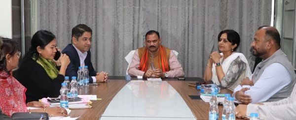 स्वास्थ्य मंत्री ने की विभाग के योजनाओं की समीक्षा