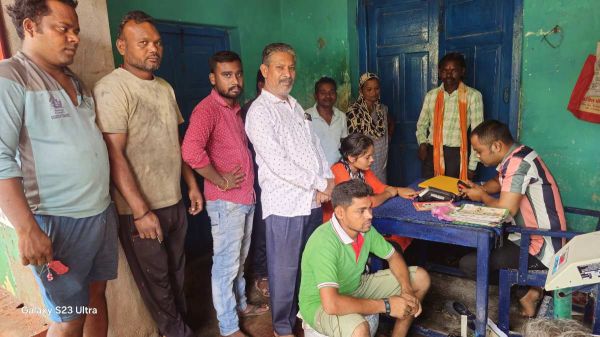 नए अपग्रेट मशीन आने के बाद भी राशन वितरण में देरी : अब तक 75 हजार कार्डधारियों को ही मिल पाया तीन माह का राशन, 10 दिनों में जिले के 1.33 लाख हितग्राहियों को बांटना बना चुनौती