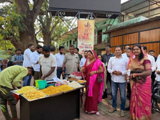 बीजेपी की ऐतिहासिक जीत पर मुख्यमंत्री निवास बगिया में भव्य जश्न, मुख्यमंत्री की धर्मपत्नी श्रीमती कौशल्या साय ने कार्यकर्ताओं को झालमुरी बांटकर खुशी जाहिर कर दी बधाई....