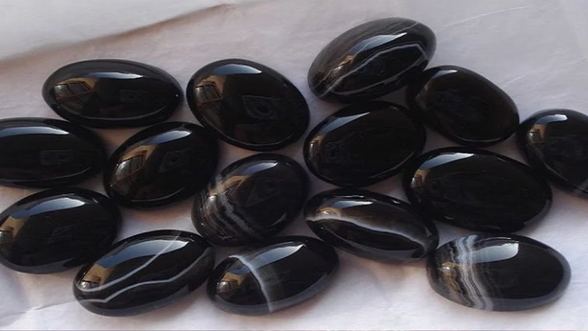 कौन से जातक पहन सकते हैं Black Stone, यहां जाने क्या होते हैं इसके फायदे