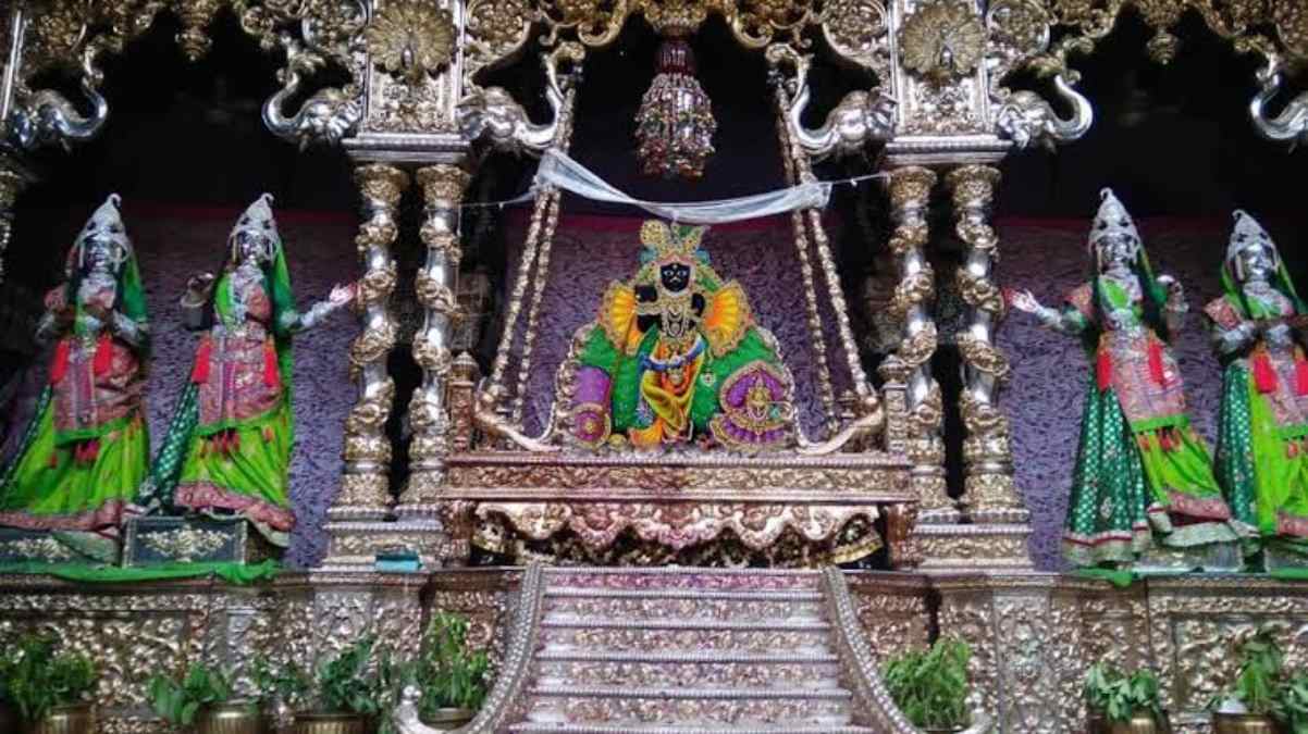 सोने-चांदी हिंडोले में विराजमान हुए बांके बिहारी, 5 लाख से अधिक से श्रद्धालु पहुंचे वृन्दावन, दर्शन के लिए भक्तों का लगा तांता &hellip;