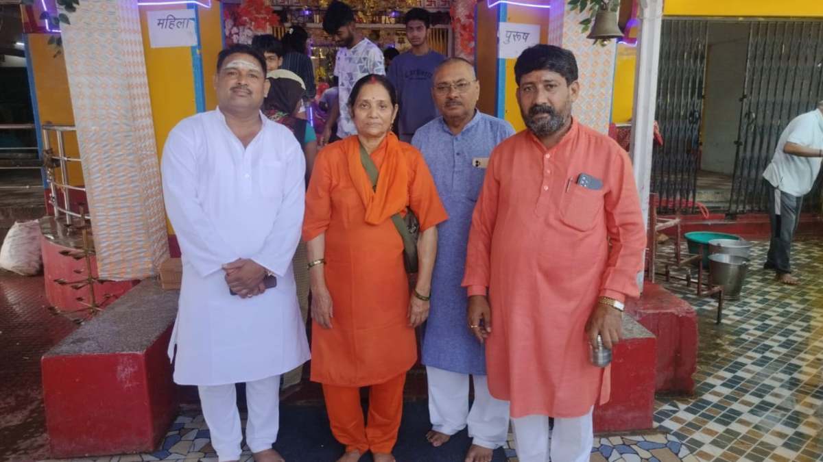शिव भक्ति की अनूठी मिसाल: 72 वर्षीय कृष्णा बम ने 41वीं बार पूरी की डाक बम यात्रा, कवर्धा में हुआ जोरदार स्वागत