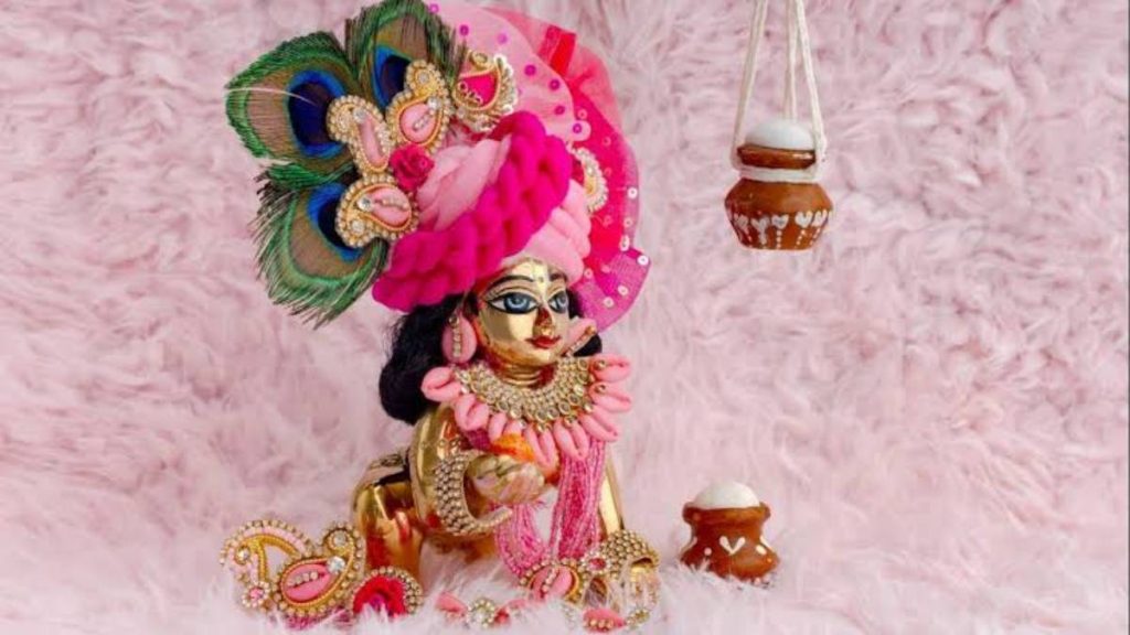 लड्डू गोपाल के वस्त्रों से सजा बाजार&hellip; बांसुरी, पगड़ी, पालने भक्तों को कर रहे आकर्षित&hellip;