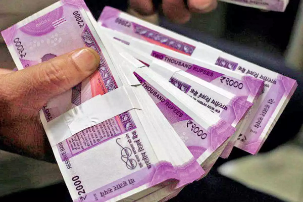 जिस घर में अनीति से धन कमाया जाता है, उस परिवार में कभी एकता नहीं रहती
