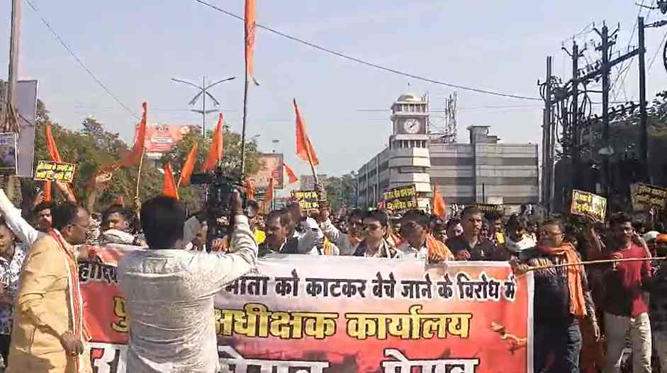 &lsquo;गौ हत्या बंद हो&hellip;&rsquo; के नारों से गूंजा रायपुर : गौकशी और गौ तस्करी के विरोध में सर्व हिंदू समाज ने किया प्रदर्शन...