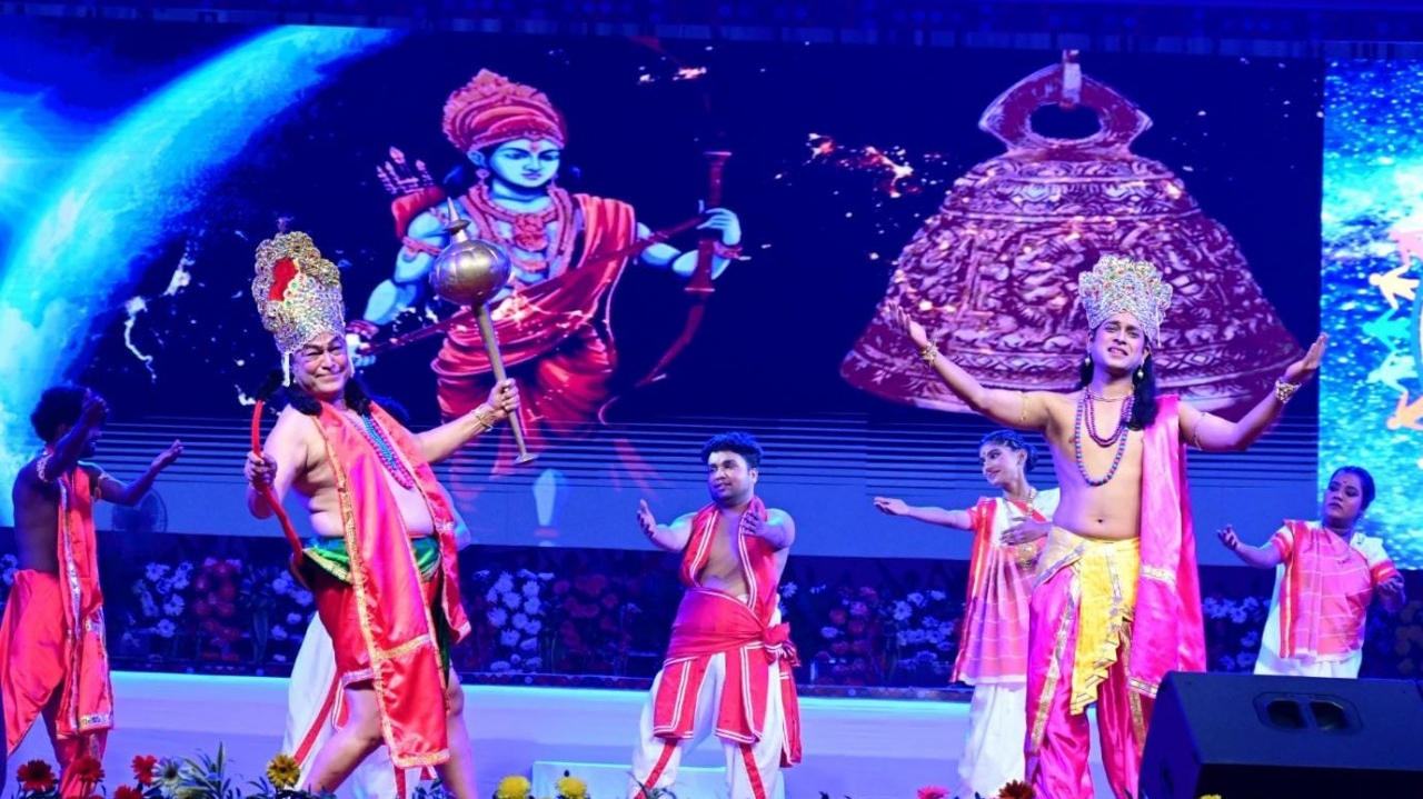 युवा महोत्सव में युवा कलाकारों ने बिखेरी छत्तीसगढ़ की सांस्कृतिक छटा&rdquo;सुमधुर लोकगीतों ने मोह लिया दर्शकों का मन&hellip; पढ़िए पूरी खबर