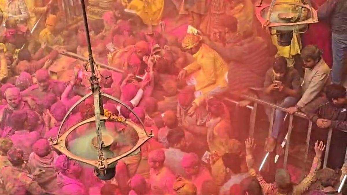 Braj Holi 2025: ब्रज में आज से 40 दिनों का होली उत्सव शुरू, बांके बिहारी मंदिर में जमकर गुलाब, अबीर उड़ा&hellip;