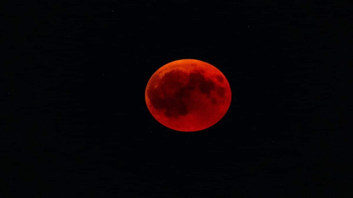 Blood Moon 2025: इस साल के पहले चंद्रग्रहण के दौरान दिखेगा ब्लड मून का अद्भुत नज़ारा, जानें भारत में कब और कैसे देखें