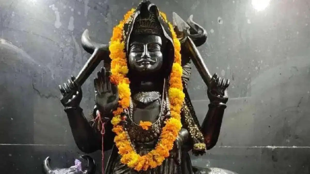 Shani Dosha Remedies: शनि दोष निवारण के लिए नहीं जा पा रहे शनि शिंगणापुर ? तो इन प्रसिद्ध मंदिरों में करें पूजा…