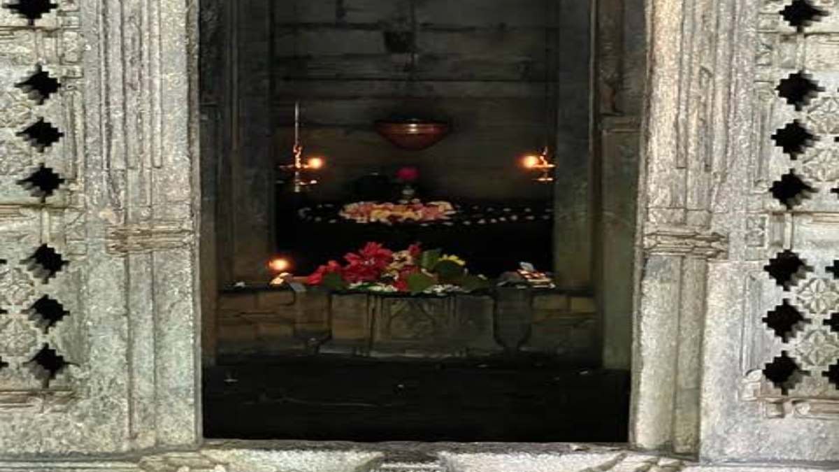 मंदिरों के गर्भगृह क्यों होते हैं इतने गहरे? जानें मंदिर निर्माण के पीछे छिपी गूढ़ विद्या का रहस्य