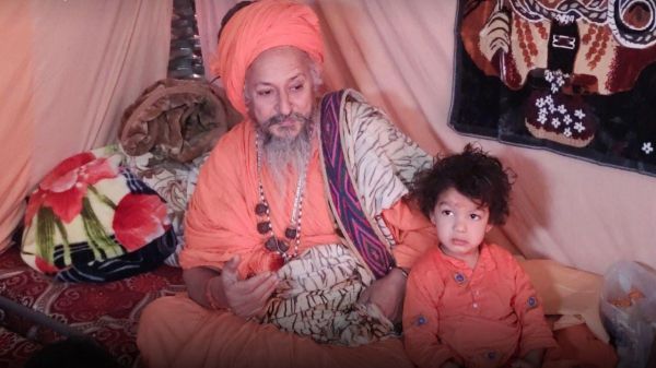 महाकुंभ में 3 साल के बाल संन्यासी श्रद्धालुओं के लिए आकर्षण का केंद्र, 4 माह की आयु में माता-पिता ने गुरु को कर दिया था समर्पित