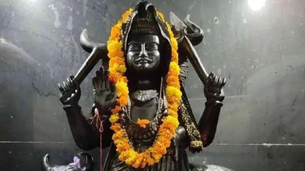 Shani Dosha Remedies: शनि दोष निवारण के लिए नहीं जा पा रहे शनि शिंगणापुर ? तो इन प्रसिद्ध मंदिरों में करें पूजा…