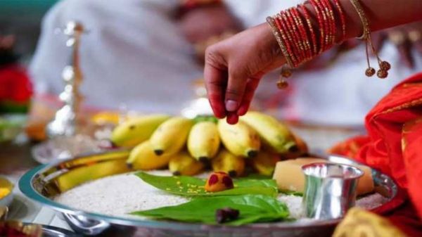 प्रसाद बाएं हाथ से क्यों नहीं चढ़ाना चाहिए? जानिए इसका धार्मिक रहस्य और प्रभाव