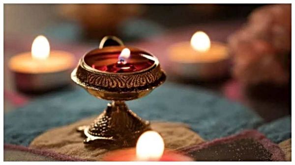 Pitra Moksha Amavasya 2025: इस खास दिन करें श्राद्ध, पूर्वजों की आत्मा पाएगी शांति और सुख-समृद्धि