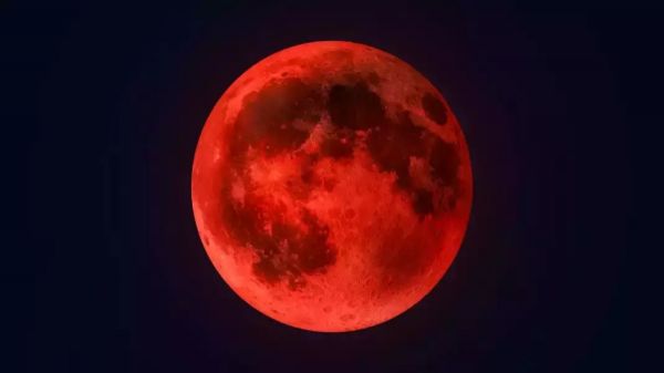 भद्रा और चंद्र ग्रहण के बीच कब करें होलिका दहन? जानें शुभ मुहूर्त