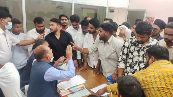 छत्तीसगढ़ के अब इस विश्वविद्यालय में ऑनलाइन परीक्षा को लेकर उठी मांग कुलपति को राज्यपाल के नाम सौंपा ज्ञापन....