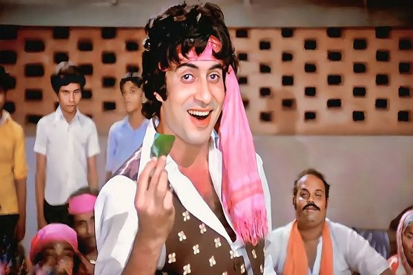 देवानंद की मूवी से रिजेक्ट हुआ गाना Amitabh Bachchan की फिल्म में हो गया सुपरहिट, चबा डाले 15 पान