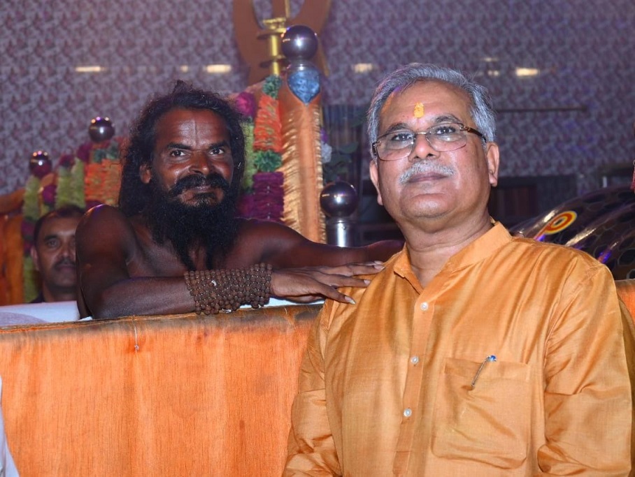 मुख्यमंत्री ने सत्यनारायण बाबा का आशीर्वाद प्राप्त किया  रायपुर: मुख्यमंत्री श्री भूपेश बघेल ने रायगढ़ स्थित बाबा धाम पहुंचकर बाबा सत्यनारायण जी का आशीर्वाद प्राप्त किया और प्रदेश के सुख-समृद्धि और खुशहाली की कामना की।