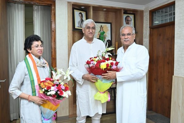 रायपुर : मुख्यमंत्री श्री भूपेश बघेल से आज यहां उनके निवास कार्यालय में स्वास्थ्य मंत्री श्री टीएस सिंहदेव ने सौजन्य मुलाकात की।   मुख्यमंत्री श्री बघेल ने स्वास्थ्य मंत्री श्री टीएस सिंह देव को उप मुख्यमंत्री बनाये जाने पर मिठाई खिलाकर उन्हें बधाई एवं शुभकामनाएं दी। इस अवसर पर पूर्व केंद्रीय मंत्री सुश्री कुमारी शैलजा, अपर मुख्य सचिव श्री सुब्रत साहू सहित अन्य लोग उपस्थित रहे।