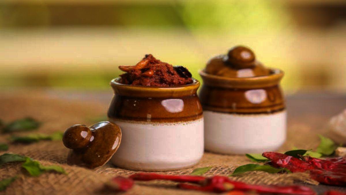 आचार की बर्नी से नहीं जा रहा तेल का दाग, तो इन Tips को Follow करके झट से करें साफ…