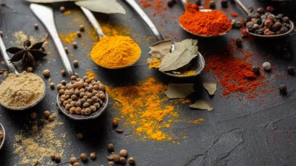 बारिश में नमी की वजह से जल्दी खराब हो जाते हैं मसालें