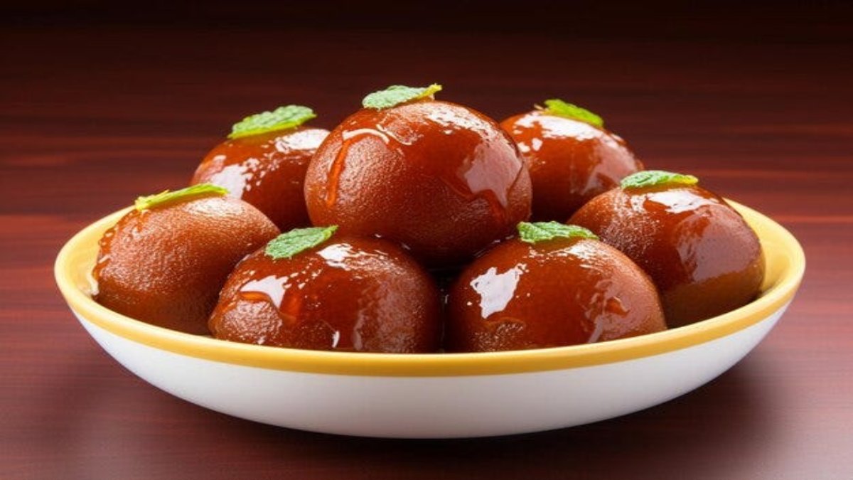 Gulab Jamun Recipe : इस राखी घर पर बनी स्वादिष्ट गुलाब जामुन से कराएं अपने भाई का मुंह मीठा, 