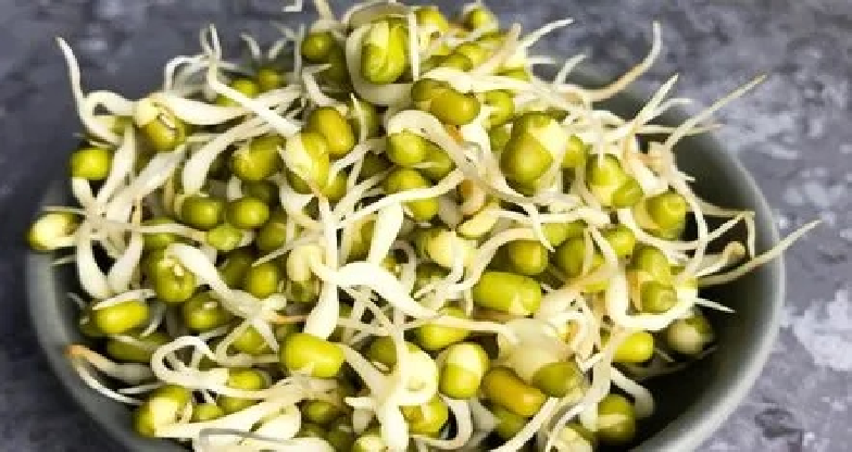 सुबह खाली पेट एक कटोरी भरकर खाएं अंकुरित मूंग की दाल