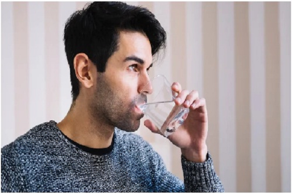 हर रोज सुबह-सुबह खाली पेट गुनगुना पानी पीने से शरीर पर क्या असर पड़ता है?