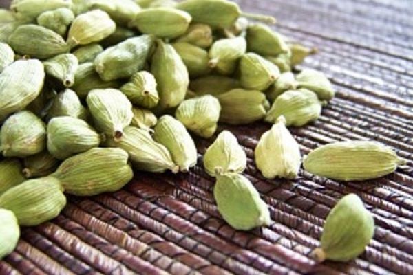 इलायची का पानी पीने से कंट्रोल में रहेगा ब्लड प्रेशर